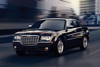 「クライスラー300C」
クライスラーの最高級セダンで、日本では2005年から販売された。伝統の「HEMI」5.7リッターV8エンジンを搭載し、人気を博した。