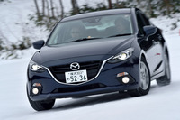 4WDの「アクセラセダン」ではアンダーステアは気にならず、ノーズが自然に内側を向く。まるでFRベースの4WD車のような挙動だ。