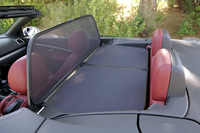 フロントスクリーン上端は前席ヘッドレストよりグッと前に位置し、開放感を高めるだけでなく、乗り降りの際アタマをぶつけない、というメリットもある。一方、室内への風の巻き込みを抑えるため、フロントデフレクターを装備した。リアデフレクターはオプションで、4分の1に折りたたみできる。