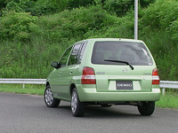 「Pure（純粋な）」から名をとった「ピュアレ」。新ボディ色「ブレーシンググリーン」「スパークリングシルバー」と、オレンジかブルーの内装色を組み合わせる。オシャレに敏感な若い女性にアピール（したい）。