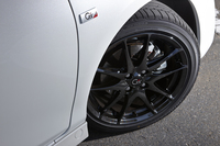 アルミホイールのサイズは、ベース車両の「ヴィッツRS」よりも1インチ大きな17インチ。色はノーマルのブラックに加え、オプションのダークスパッタリング（写真）もセレクトできる。
    