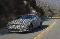 ボディーの剛性感は高く、サスペンションはしなやかに動く。姿勢の乱れの少ないフラットな乗り心地を実現している。