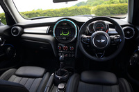 「MINIクーパーD 5ドア」のインストゥルメントパネルまわり。テスト車にはクロームの装飾パーツ一式からなる「クロームライン・インテリア」をはじめ、さまざまな有償オプションが採用されていた。