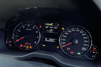 STIのロゴ入りスピードメーターは260km/hまで表示される。