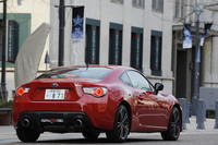 「スバルBRZ」のグレードは、全部で3種類。装備充実のテスト車「S」を筆頭に、標準的な「R」とモータースポーツでの使用やドレスアップを前提としたシンプルなグレード「RA」がラインナップする。