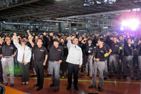 追浜工場の従業員とともに、掛け声をあげるゴーンCEO。