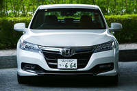 衝突軽減ブレーキの「CMBS」やアクティブクルーズコントロールなどを備えた「EX」は、センサーを内蔵した偏平な形状のエンブレムを採用している。
    