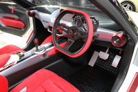 赤と黒、シルバーの3色で仕上げられた「アイディーエックス ニスモ」のスポーティーなインテリア。カーボンを多用している。
    