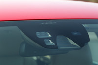 ルームミラーの近くに設置されるカメラ。フロントグリル内のレーダーと組んで、前方の物体がヒトかどうかを識別する。