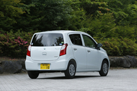 一方リアビューでは、従来モデルとの差は間違い探しレベル。標準の「アルト」との違いは、専用デザインのホイールキャップやテールゲートのエンブレムなど。
    