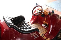 ウッドをふんだんに用いた「ミルイラ」の運転席。