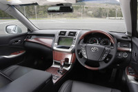 本杢目のパネルを大胆に採用し、クラウンとの差別化が図られたインテリア。
