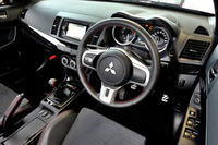 室内では、ステアリングホイール、シフトノブ、パーキングブレーキレバーなどにレッドステッチが入る。