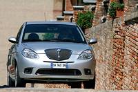 先日マイナーチェンジされたイプシロン。フロントでは同色パンパーとエアインテークの形状が新しい。（フィアット提供）