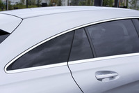 Cピラー部。のびやかなルーフラインとなだらかなカーブを描くサイドウィンドウが目を引く。