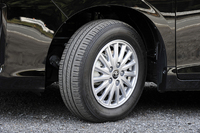 タイヤサイズは195/65R15。試乗車はグッドイヤー・デュラグリップを履いていた。