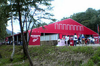 今年、カロッツェリアはレッドマーキーをスポンサード。