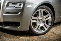 新設定の「ダイナミックパッケージ」は、オプション設定される255/40R21サイズのタイヤとのマッチングを考慮したもの。なお「ゴースト」のタイヤの標準サイズは、255/50R19となる。
    