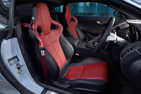 「R クーペ」および「R AWD クーペ」には、よりホールド性の高い「Rパフォーマンス プレミアムレザーシート」が装備される。