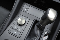 シフトレバーの左には、走行モードの切り替えスイッチが備わる。ノーマルモードのほかに、ECO、SPORT S、SPORT S＋の3モードが選べる。