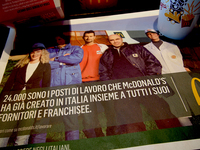 トレー用の紙マットで、2万4000人の雇用を創出したことを誇らしげにうたっている。2014年3月撮影。