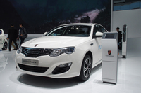 
    上海汽車の「栄威550 PLUG-IN」。
    