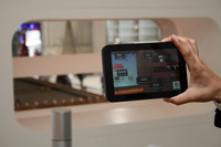 室内では使用電力の“見える化”が推進され、タブレットをかざすとモニターに家電などの使用電力が表示されるようになっている。