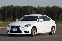 「IS250“バージョンL”」のエクステリア。ヘッドランプユニットから独立させた“L字型”のクリアランスランプが個性を主張する。