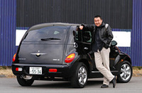 
	クライスラー「PTクルーザー ツーリング」。ポーズをキメるのは、『NAVI』佐藤健副編集長
	 