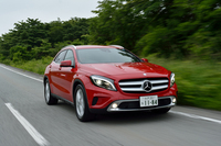 「GLA250 4MATIC」（欧州仕様車）の0-100km/h加速タイムは7.1秒。最高速度は230km/hと公表される。JC08モードの燃費値は、14.0リッター。
    