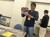 『モーターマガジン』のバックナンバーを販売していたのは、笠倉出版のブース。同社の加藤氏と出版物『欲しい！ 大人のミニカー』。
	 