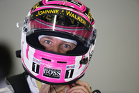 フェルナンド・アロンソの加入がうわさされるマクラーレンにあって、来季のシートが気がかりなジェンソン・バトン。予選8番手から、雨の混乱に乗じ、機を逃さずにフルウエットからインターミディエイトタイヤに履き替えて3位まで順位を上げた。だがピットで後れをとりレッドブルの2台に先行され結果5位。コンストラクターズランキングで5位の座を仕留めたいマクラーレンは、現在フォースインディアのわずか1点後方、6位である。（Photo=McLaren）
    