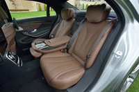 「S550ロング」のリアシート。“ショート版”モデルに比べて130mm長いホイールベースが、さらなるゆとりをもたらす。