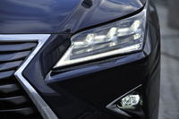 L字形のLEDを3段組み合わせた、3眼フルLEDヘッドランプ。矢尻形のクリアランスランプとともに、独自の個性が演出される。