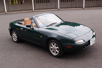 1989年に登場した「NA」こと初代「ロードスター」。気軽に楽しめるライトウェイトスポーツカーとして人気を博した。
    