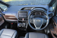 「エスクァイア ハイブリッドGi」のインテリア。内装色はブラックのモノトーンと、ブラックとバーガンディーのツートンカラーが用意されている。
    