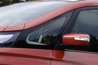 デザインに組み込まれた大きな三角窓は視界を広げるというが、ワンモーションフォルムのAピラーは、交差点などで視界のじゃまになるのは避けられない。