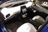 インテリアの様子。計器類は中央部分に集約されている。