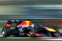 前戦マレーシアの“チーム内紛”で注目を集めたレッドブル勢は苦戦した。セバスチャン・ベッテルは、予選Q3でソフトタイヤを使わず、つまり上位グリッドを諦め、ミディアムを履き9番グリッドからレースをスタート。途中、同じ作戦をとったニコ・ヒュルケンベルグに前を走られタイムをロスしたが、4位でフィニッシュ。（Photo=Red Bull Racing） 