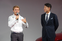 発表会にはF1ドライバーのニコ・ロズベルグ氏（写真左）が登場。日本グランプリに臨む豊富などを語った。右はメルセデス・ベンツ日本の上野金太郎代表取締役兼CEO。