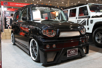 車高を下げてエアロパーツを装着、内装にも手が入れられたバタフライシステムの「スズキ・ハスラー」。
    