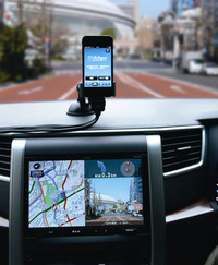 「Driview」の使用イメージ。実際はiPhoneを見る必要はないので邪魔にならない場所に置けばよいが、もう一方のカメラで後席の様子も見たければこの位置が適切。