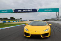 加速性能は0-100km/hが3.4秒、0-200km/hが10.1秒。最高速は320km/hと発表されている。