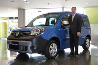 
	専用色「ブルー アンサンシエ」の「ルノー・カングー クルール」と、ルノー・ジャポンの大極 司代表取締役社長。
	