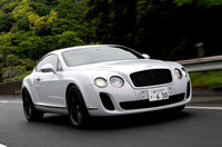 パフォーマンスを示す公称スペックは、0-100km/h加速＝3.9秒、最高速度＝329km/h。史上最も速く、最もパワフルなベントレーとうたわれる。