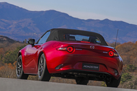 ボディーの側面では“書道にも似た緩急ある動き”を前後に走らせ、ロードスターに脈打つ日本の慣性というものを表現したという。