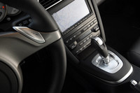 PDKをパドルで操作する場合、親指で押すとシフトアップ、中指などで手前に引くとシフトダウン。