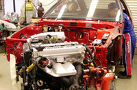 エンジンは既にレストアを終えており、静かに積込みの時を待つ。この車両はこの手のクルマにしては珍しい（？）走行距離15万9000kmの無事故車で、エンジンはよほどオイル管理が良かったのか、素晴らしいコンディションだったという。