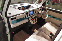 「ムーヴ キャンバス」のインテリア。インストゥルメントパネルやドアパネルなどに、豊富な収納スペースが用意される。