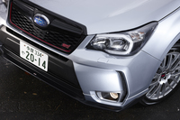 「tS」は外観デザインでも標準モデルとの差別化を図っており、フロントまわりでは、チェリーレッドのアクセントが入ったブラックグリルやSTI製フロントスポイラーなどが個性を主張する。
    